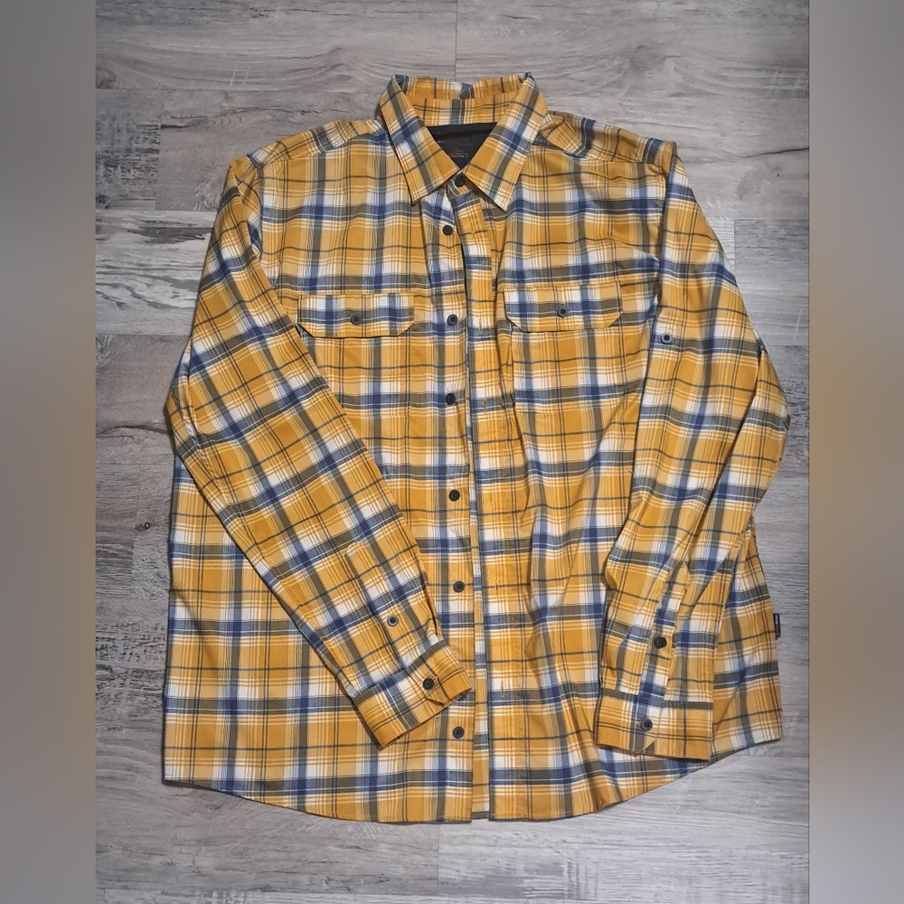 Men's Swiss Tech sz LG long sleeved button down dress shirt